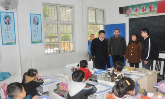 龙8国际APP赴石台县新联村开展“普法宣传·温暖校园”活动